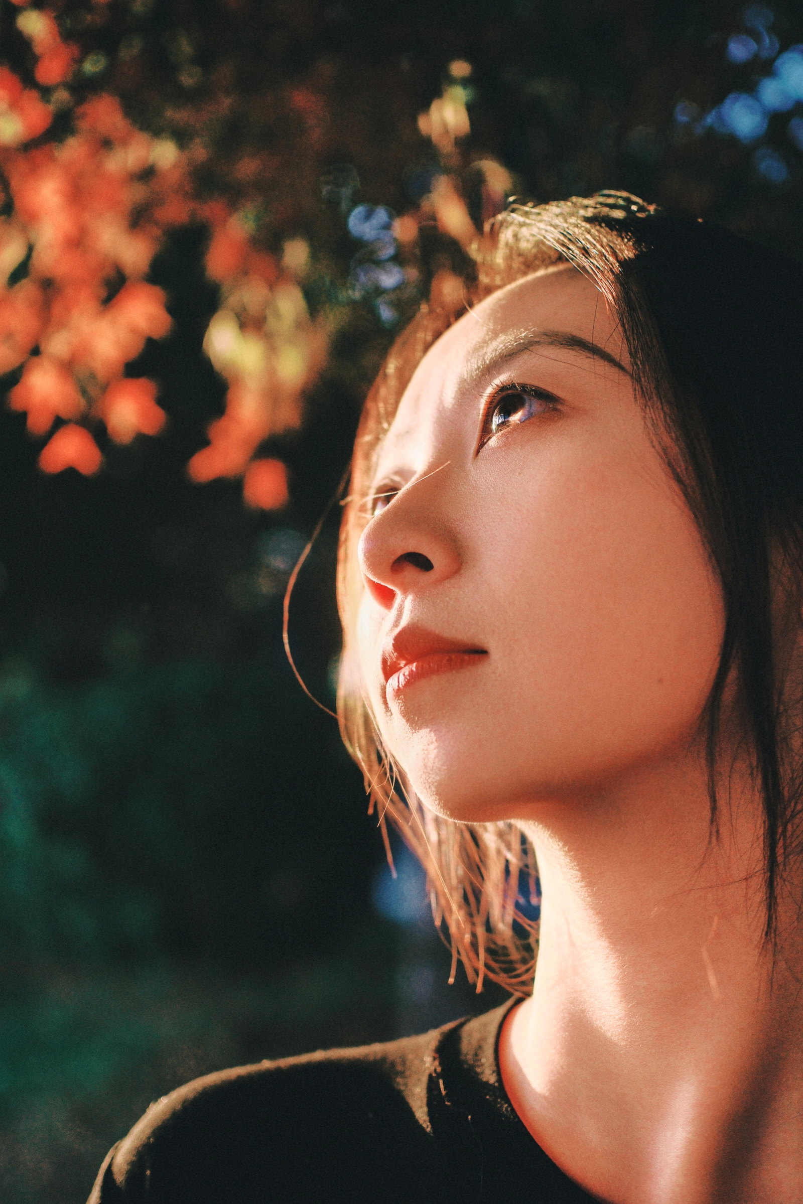 秋日暖光中的女子侧脸肖像